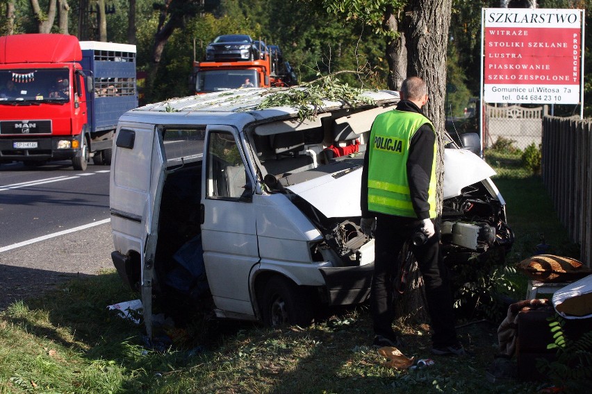 Bus wjechał w drzewo. 4 osoby w szpitalu [ZDJĘCIA]