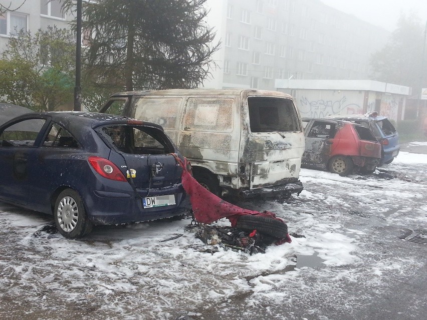 Siedem aut spłonęło w weekend na Psim Polu (ZDJĘCIA, FILM)