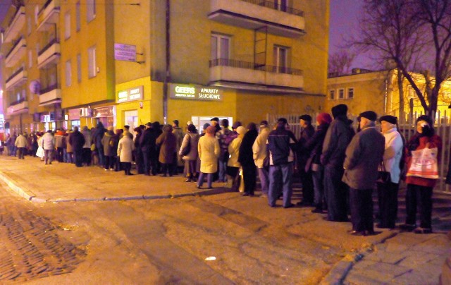 We wtorek na ul. Narutowicza w kolejce stało kilkadziesiąt osób