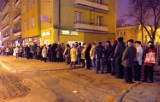 Tłumy przed apteką przy ulicy Narutowicza