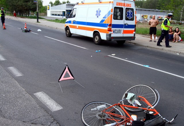 Na Deca w Łodzi zderzyli się rowerzyści. Jeden został ranny.