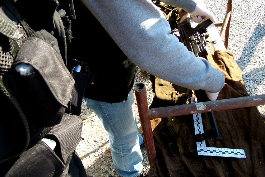 Niemiecka broń znaleziona przy Tymienieckiego w Łodzi [ZDJĘCIA+FILM]