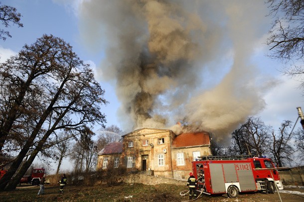 Pożar zabytkowego pałacyku pod Oleśnicą (ZDJĘCIA)