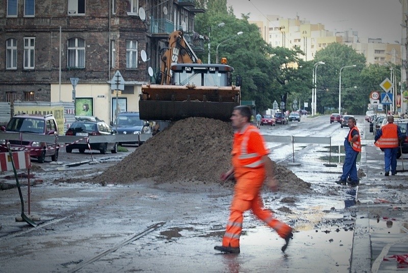 Powódź po awarii rury na Słowiańskiej (ZDJĘCIA I FILMY)