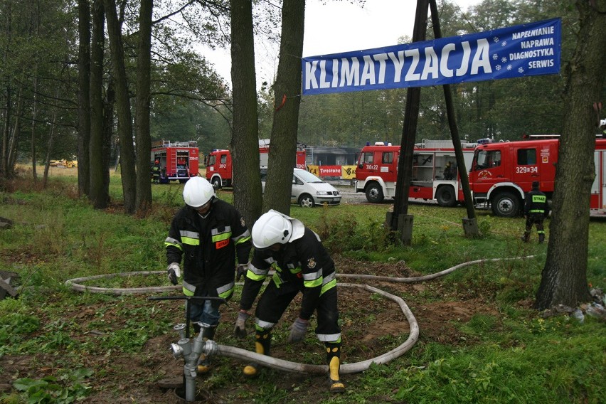 Łódź: pożar warsztatu wulkanizacji na Złotnie [ZDJĘCIA]