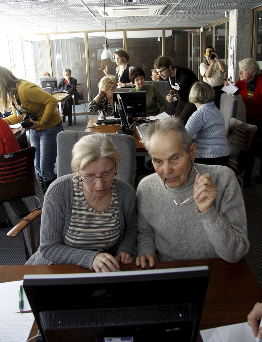 WBP Lublin: Seniorzy serfują w Internecie (foto, wideo)