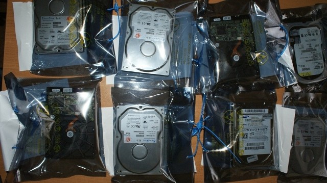 Policjanci zabezpieczyli twarde dyski komputerów z nielegalnymi programami wartymi 150 tysięcy zł.