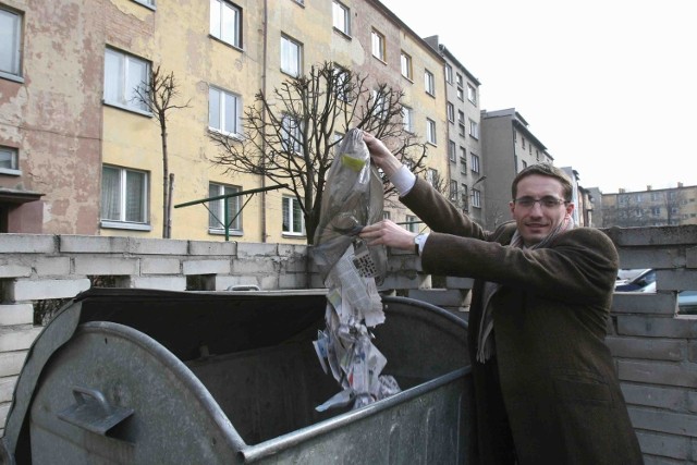Mieszkańcy bloków, jak i domów prywatnych, powinni płacić tyle samo za śmieci - mówi Piotr Kuczera z rybnickiej PO