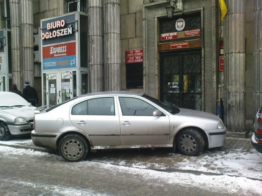 Samochód Urzędu Marszałkowskiego w Łodzi blokuje wejście do...