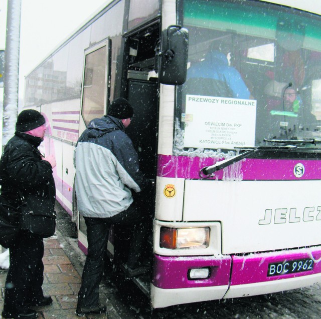 W autobusach, które zastąpiły pociągi, bilety kontrolują konduktorzy