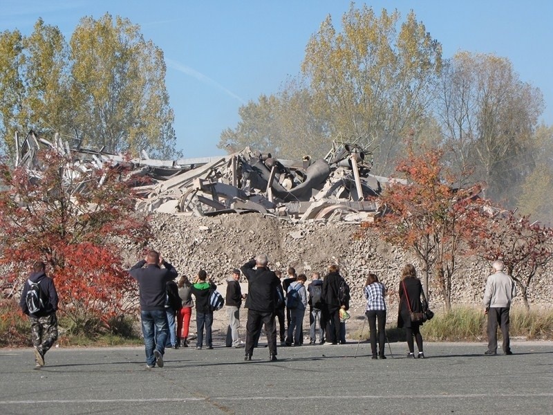 Jelcz-Laskowice: Wieżowiec legł w gruzach (ZOBACZ FILMY I ZDJĘCIA)