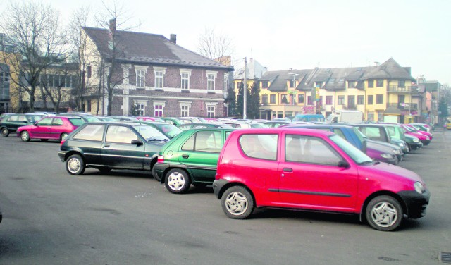 Plac przy Poniatowskiego rozwiązał część problemów parkingowych w Bochni. Codziennie stoi tak kilkadziesiąt aut