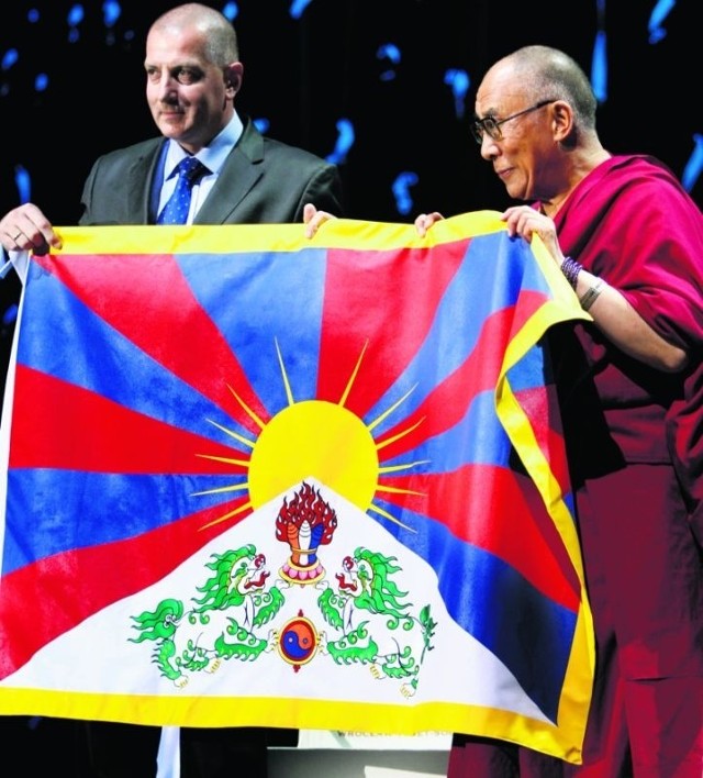 Dalajlama dostał dwie flagi: Solidarności i Wolnego Tybetu
