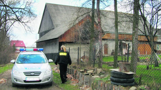 Granatu w Lipnicy Wielkiej (na zdjęciu zabezpieczony starymi oponami) wciąż pilnuje patrol policji