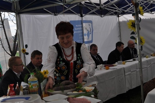 Stanisława Kucharczyk prezentuje kiszkę kaszaną