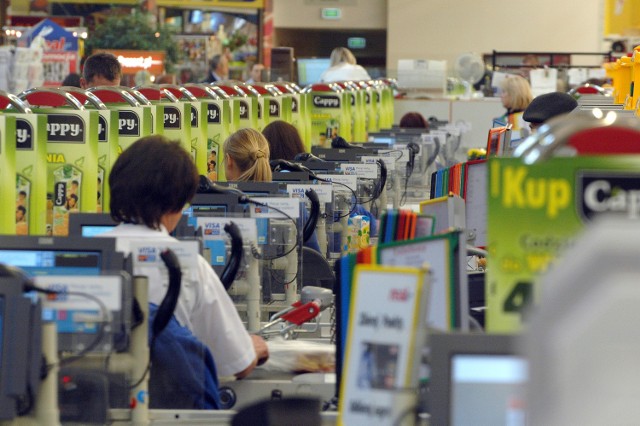 Pracownikom supermarketów dokuczają niskie pensje, nadmiar obowiązków i złe traktowanie 