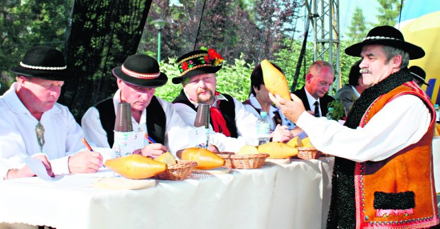 Podczas festiwalu oscypka w sierpniu w Zakopanem bacowie  nagradzani są za swoje sery