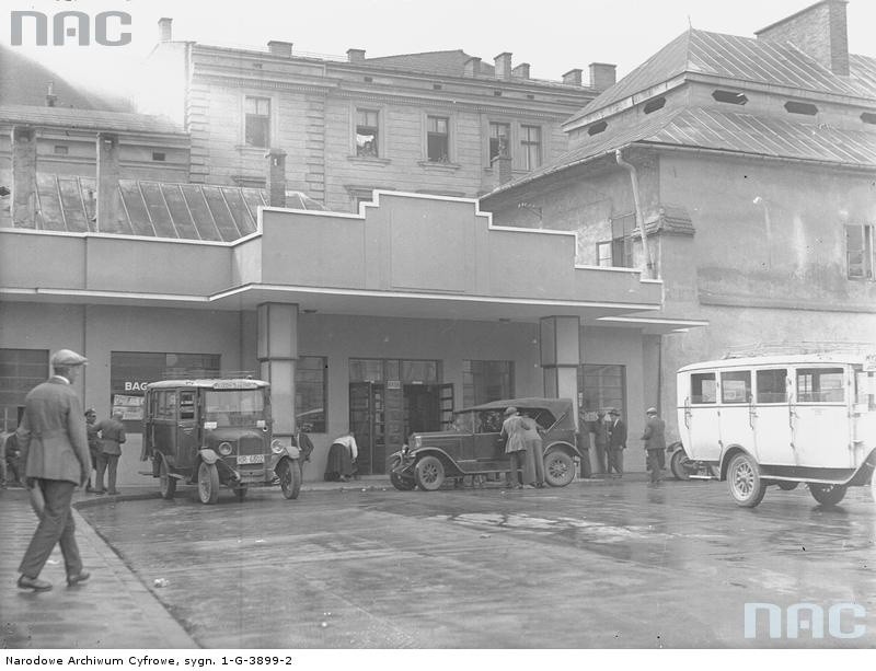 Dworzec autobusowy na pl. św. Ducha, rok 1929....