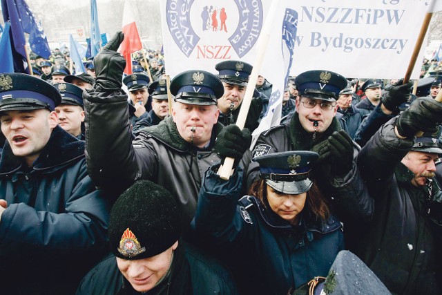 Wcześniejsze emerytury to nasze nabyte prawo i rekompensata za trudną służbę - przekonują funkcjonariusze