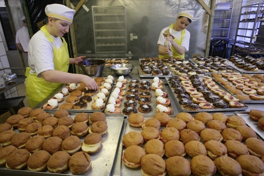 Tłusty Czwartek 2018. Przepisy na pączki i faworki