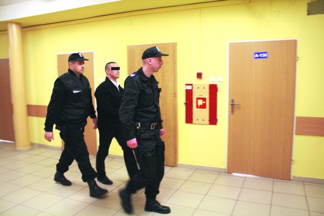 Adam Ł. na korytarzu krakowskiego sądu, gdzie toczy się jego proces o zabójstwo Ilony