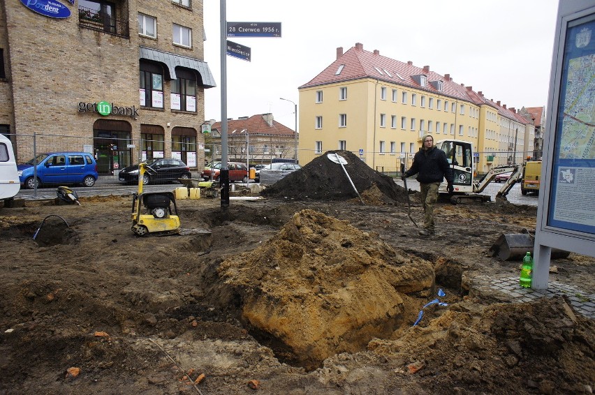 Poznań: Na Wildzie budują skwer z fontanną - &quot;sikającą rzeźbą&quot; [ZDJĘCIA]