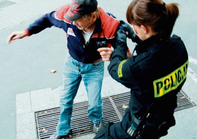 Upojonych alkoholem ludzi policjanci zawożą do szpitali, bo sami nie są w stanie ocenić ich stanu zdrowia