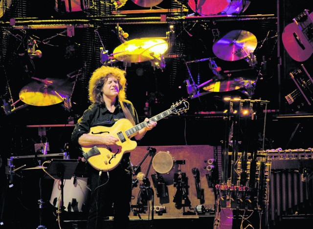 Pat Metheny na wrocławskim koncercie. W tle "orchestrion"