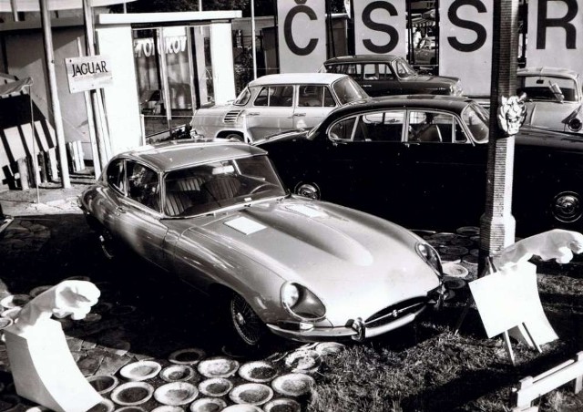 MTP 1966: Gdyby ktoś miał wątpliwości - z lewej i z prawej strony zdjęcia widać rzeźby firmowego znaku marki, która stoi za tym pięknym autem. Jaguar E-Type. W przyszłym tygodniu na Motor Show będzie można zobaczyć jego dalekiego następcę - Jaguara F-Type.