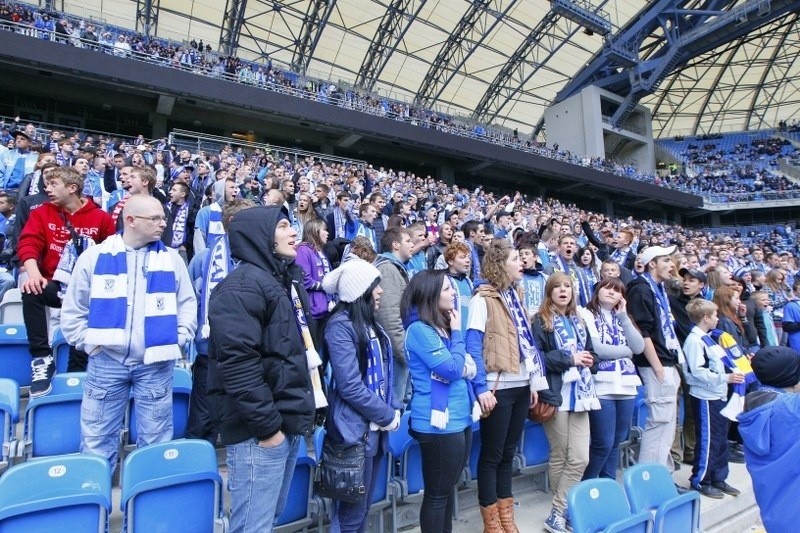 Kibice na stadionie Lecha Poznań oglądają mecz z Widzewem na...