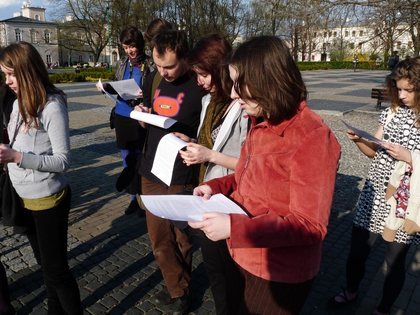 Flashmob 5 minut dla książki na pl. Litewskim (WIDEO)