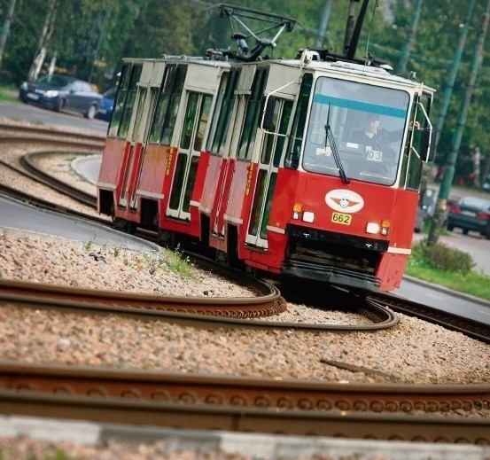 4. Nowe tramwaje i  torowiska w miastach aglomeracjiTak, tak, one również miały być gotowe na Euro. 30 nowych wozów, 75 zmodernizowanych i 46 kilometrów wyremontowanych torowisk w Katowicach, Sosnowcu, Chorzowie, Zabrzu, Bytomiu i Rudzie Śląskiej, a  także nowe trolejbusy i parkingi typu Park & Ride w Tychach. Inwestycja miała obiecane dofinansowanie z unijnych pieniędzy, ale resztę musieli znaleźć tramwajarze i wtedy zaczęły się kłopoty. Szukające oszczędności gminy niespecjalnie miały ochotę dokładać się do  interesu, bankowcy również nie byli skłonni do udzielenia kredytu i ostatecznie wyjściem z patowej sytuacji okaże się najprawdopodobniej emisja obligacji przez Tramwaje Śląskie. Anonsowane od dawna prace ostatecznie rozpoczynają się w tym roku, a ich efekty - podobnie jak i nowe tramwaje - zobaczymy dopiero w roku 2014.