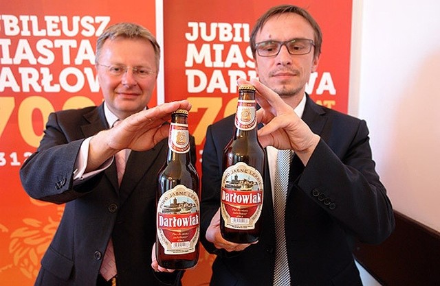 Burmistrz Arkadiusz Klimowicz i sekretarz miasta Krzysztof Walków prezentują lokalne piwo