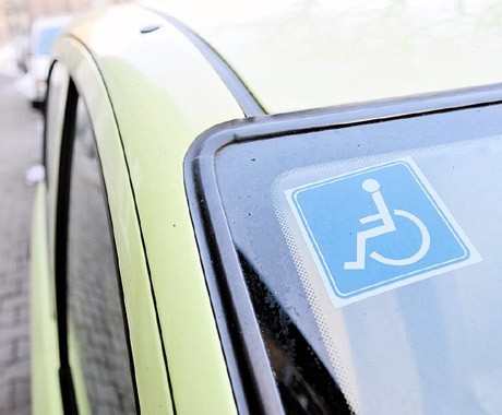 Niepełnosprawni szukają naklejek na auta | Gazeta Krakowska