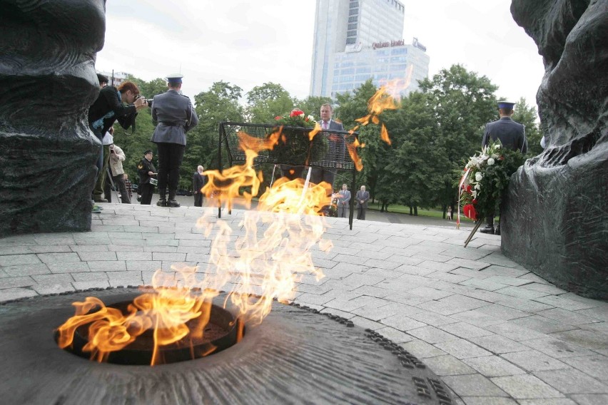 90. rocznica II Powstania Śląskiego: Pustki pod pomnikiem ZDJĘCIA