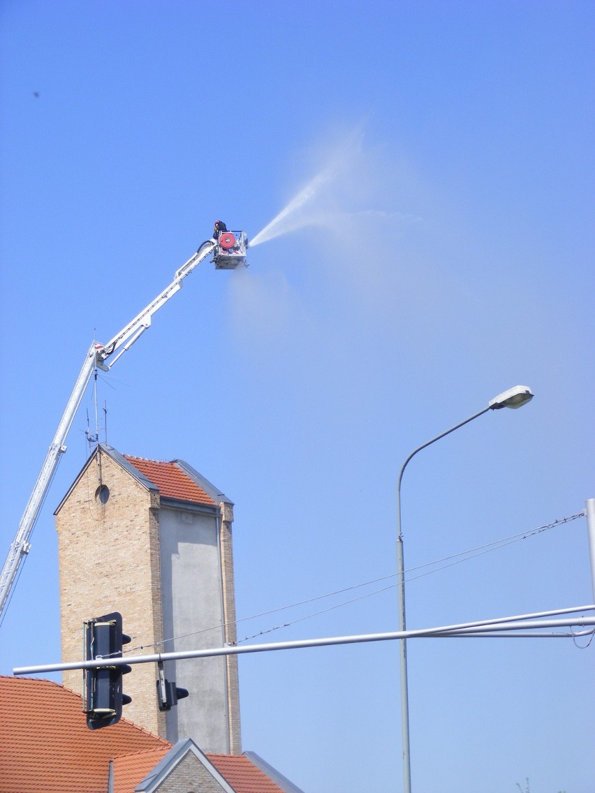 Poznańscy strażacy sprawdzali stan pompy o dużej wydajności...