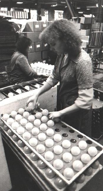 Zdjęcie z 1986 roku. Kontrola jakości i pakowanie żarówek w...