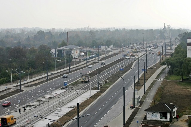 Poszerzona ulica Bardzka kończy się dziś "wąskim gardłem" - czyli wiaduktem kolejowym i jednopasmową w każdym kierunku ul. Buforową