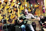 Kalendarium muzyki rozrywkowej. 12 lat temu Eric Clapton wystawił na aukcji 100 gitar (WIDEO)