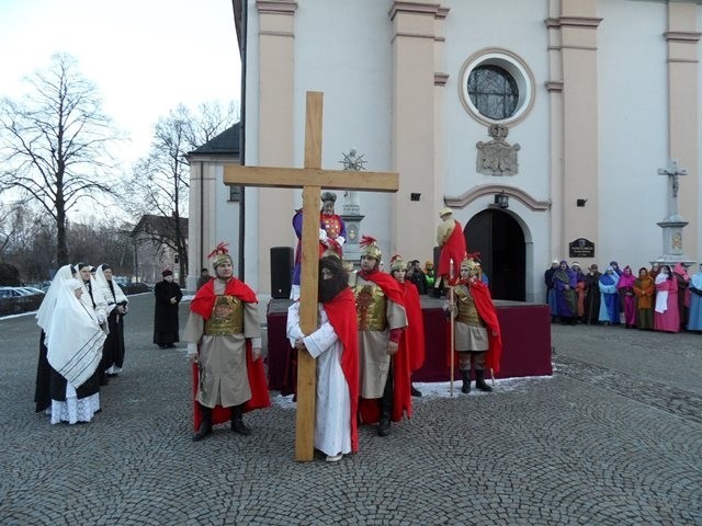 Ulicami Strumienia na Śląsku Cieszyńskim przeszła plenerowa Droga Krzyżowa [ZDJĘCIA]