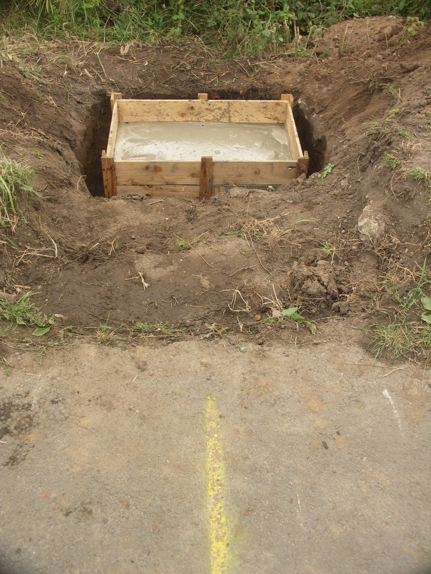 Fundament czekający na postawienie odrestaurowanego kamienia...