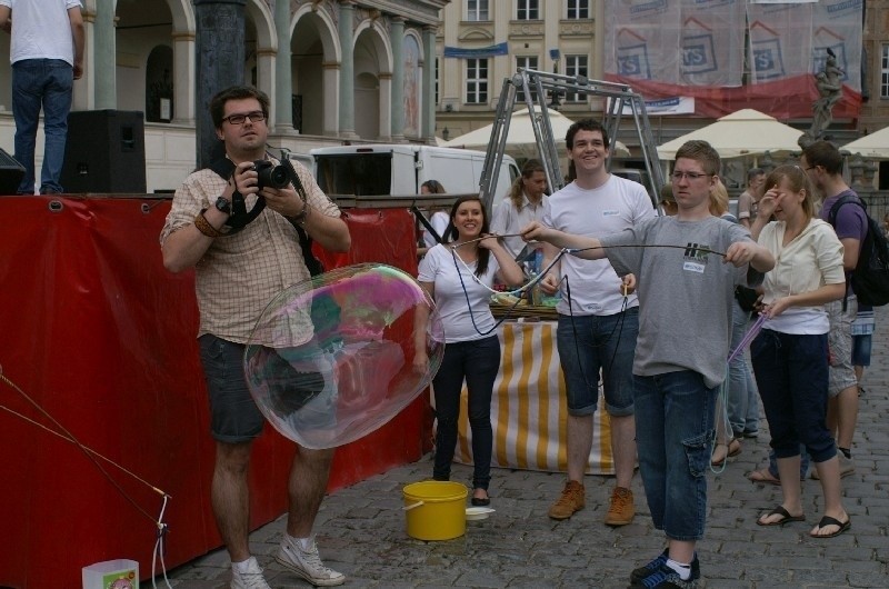 Tłumy poznaniaków w ramach akcji "Mydlany Poznań" puszczały...