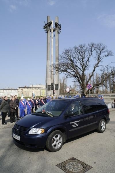 PRZEJAZD ORSZAKU PRZY POMNIKU POLEGŁYCH STOCZNIOWCOW