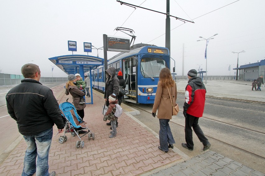 Nowa pętla tramwajowa na ul. Czerwone Maki powoli zyskuje...