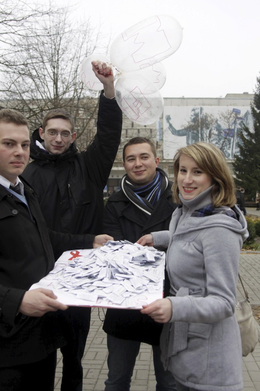 Lublin: Młodzieżówka SLD rozdawała prezerwatywy (ZDJĘCIA)