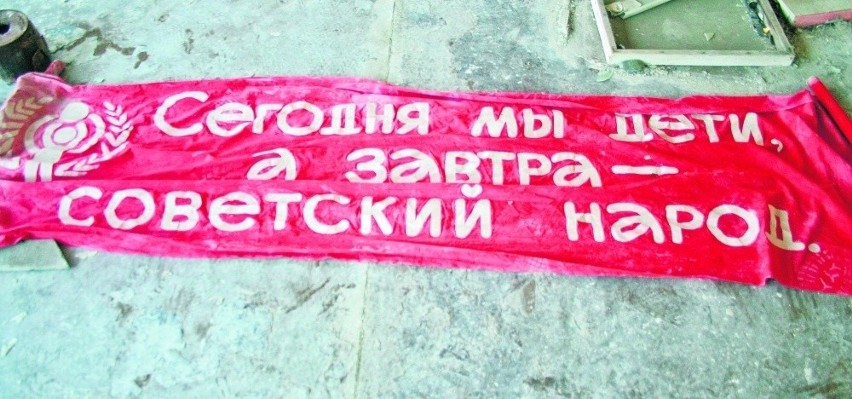 Transparent szykowany  na 1-majowe święto. W Prypeci w 1986...