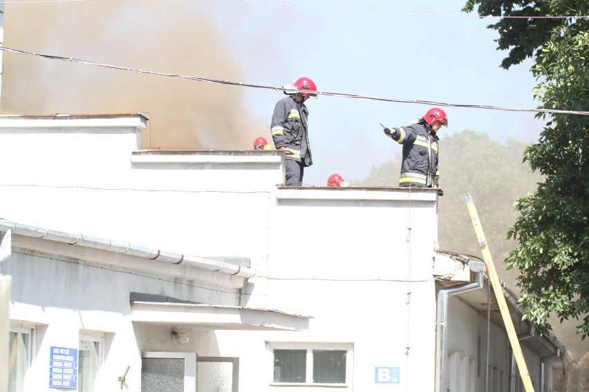 Strażacy gasili ogień w klinice przy Radziwiłłowskiej w Lublinie