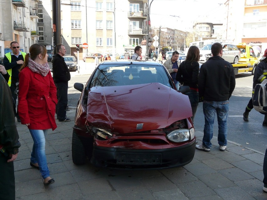 Wypadek na Narutowicza. Powstał gigantyczny korek (ZDJĘCIA)