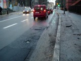 Poznań: Dziury w jezdniach po odwilży. Plaga przebitych opon i wgniecionych felg  