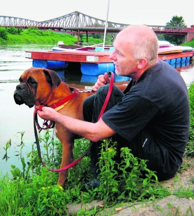 Henryk Smelkowski bardzo polubił uratowanego psa. Nazwał go Bosman